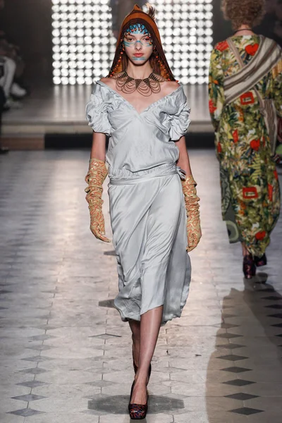 Look 18